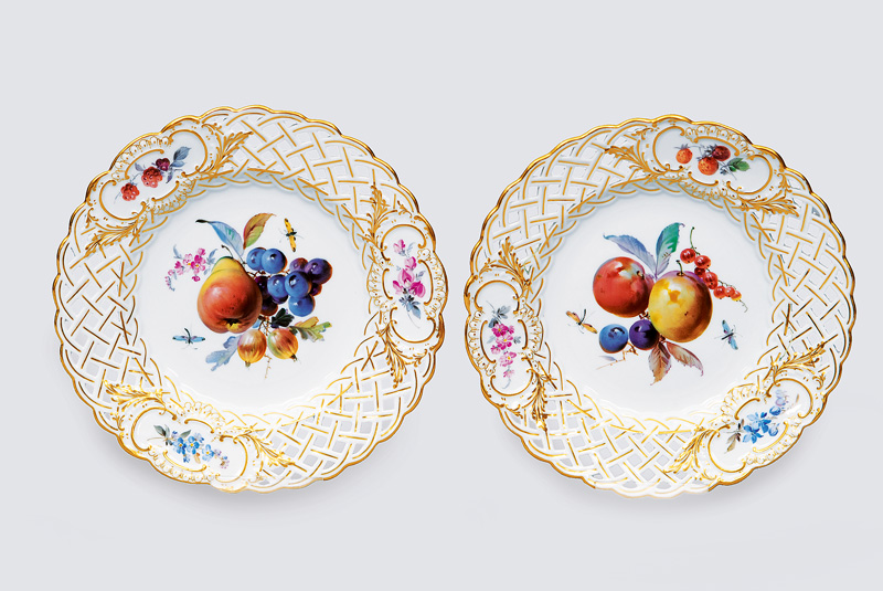A pair of openwork plates with fruit and flower decortation