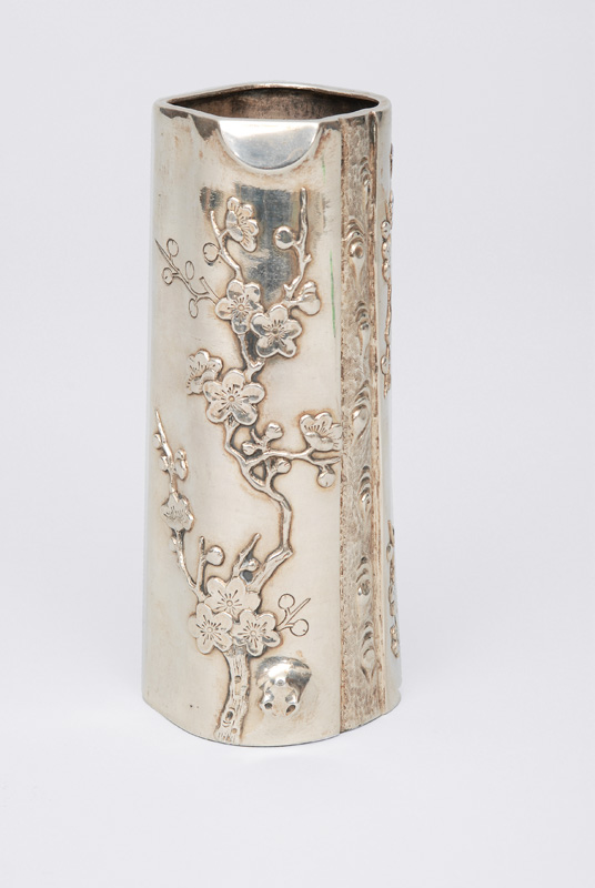 Kleine Vase in Bambusform mit Prunus-Relief