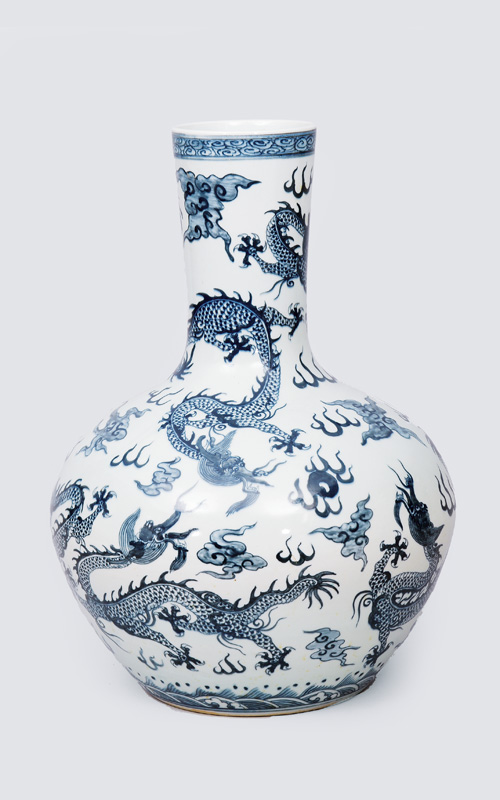A big vase with dragon pattern in blue