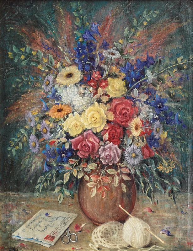 Blumenstilleben mit Häkelzeug, Schere und Brief