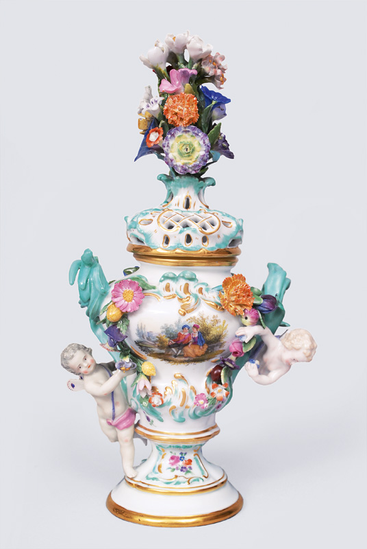 A pompous potpourri vase with Watteau and flower decoration