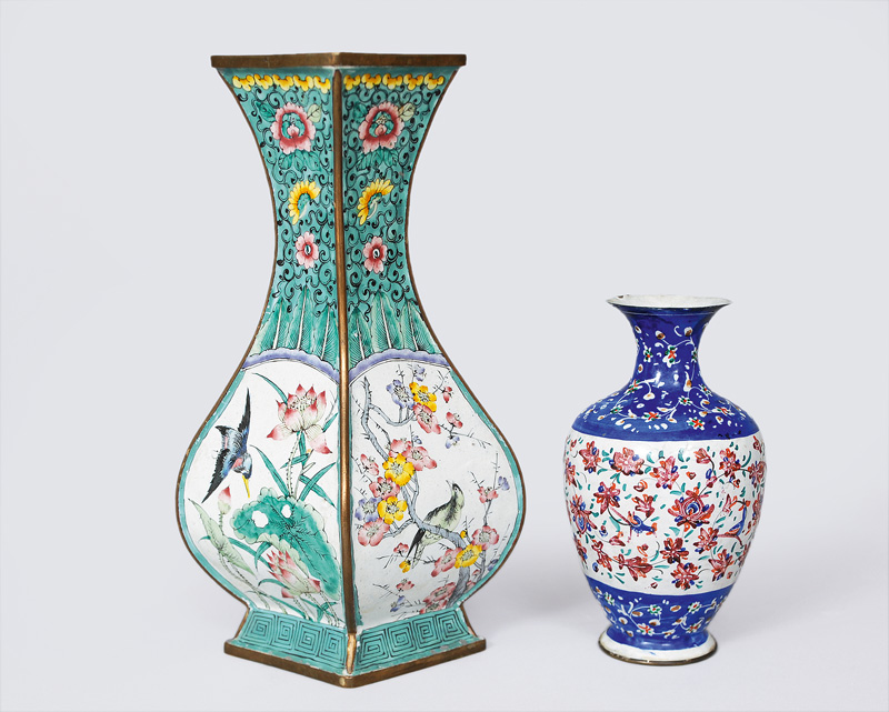 Zwei Email-Vasen mit Blumen- und Vogelmalerei