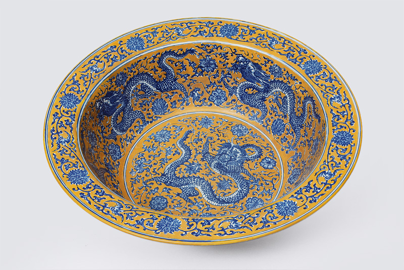 A big bowl with dragon pattern