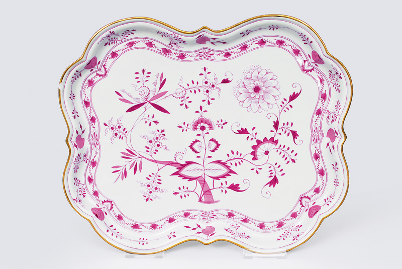 A tray with "onion pattern" purpure