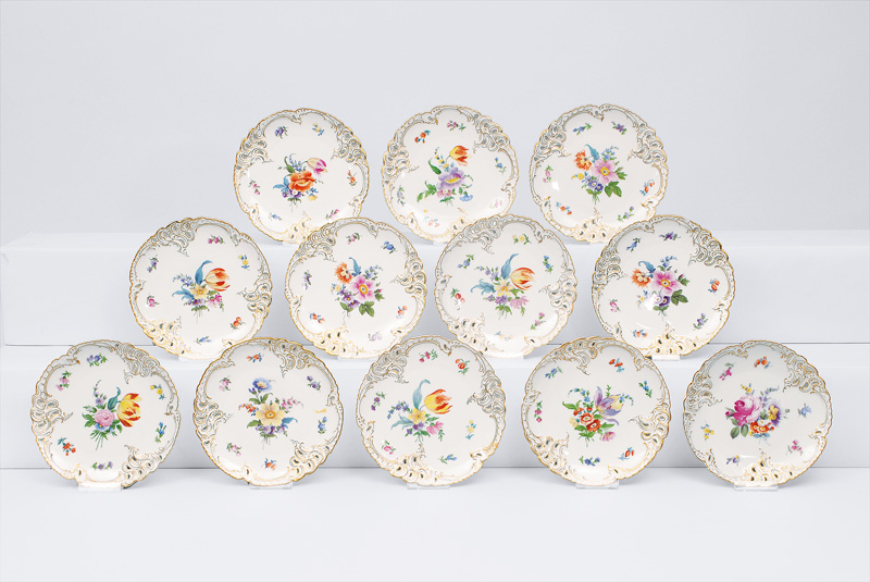 A set of 12 plates with bouquets and scattered flowers