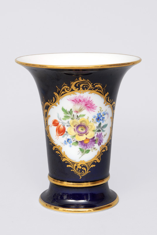 Kelchvase mit Kobaltfond und goldstaffierter Kartusche mit Blumenbouquet