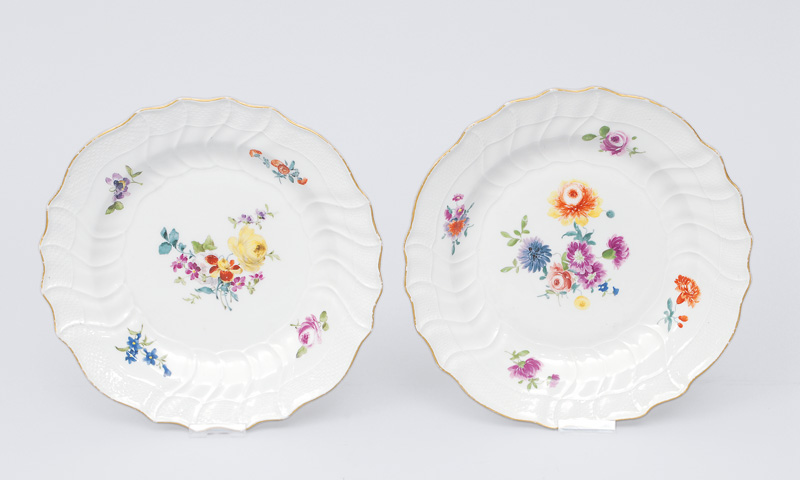 A pair of plates with flower decoration