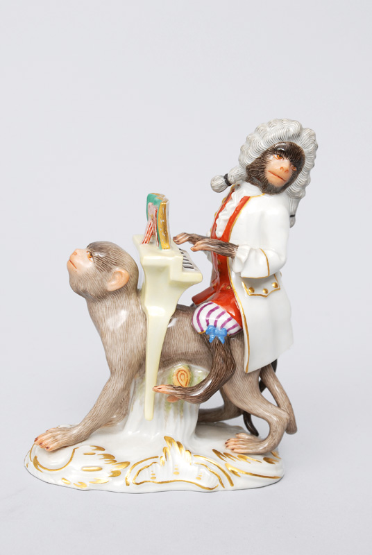 A figurine "organ player" (chief conductor riding) of "music playing monkeys"
