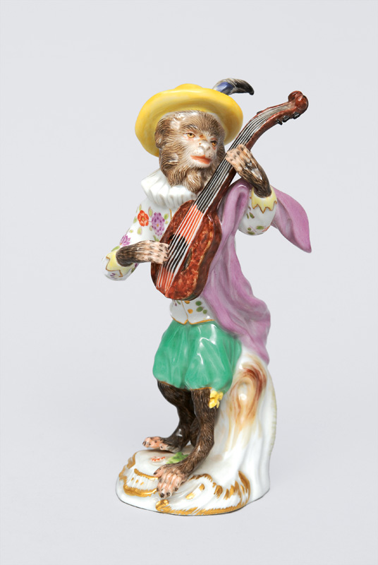 A figurine "guitar player" of serial "music playing monkeys"