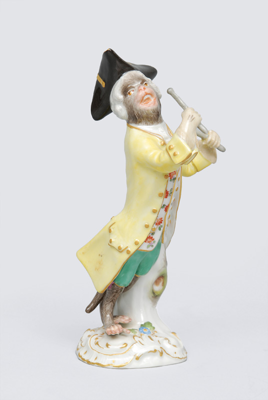 A figurine "kettle drumm player" of serial "music playing monkeys"
