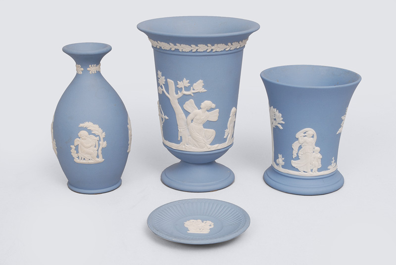 A set of 3 vases an a small plate