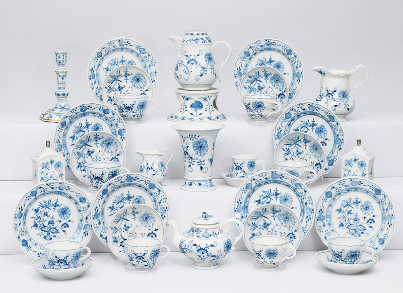 A coffee and tea service "onion pattern" for 8 persons