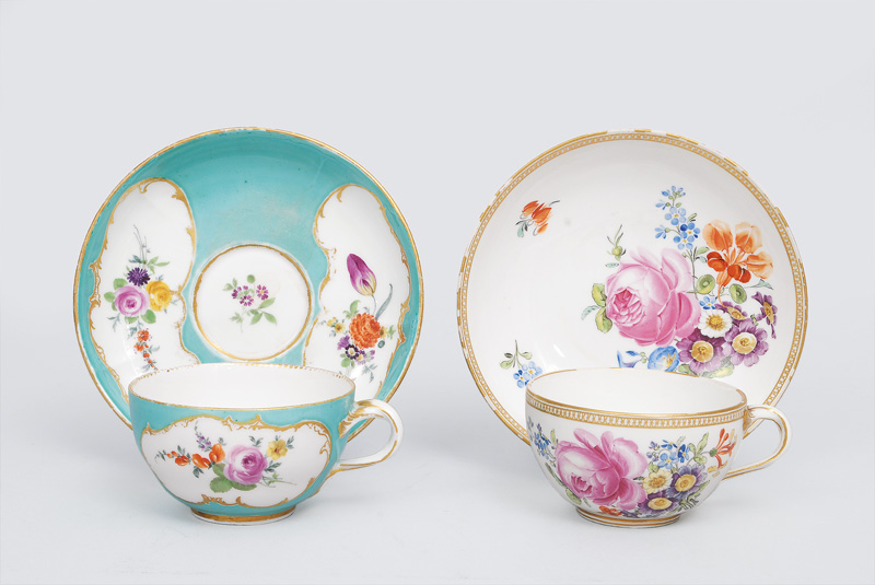 A set of two cups with flower decoration