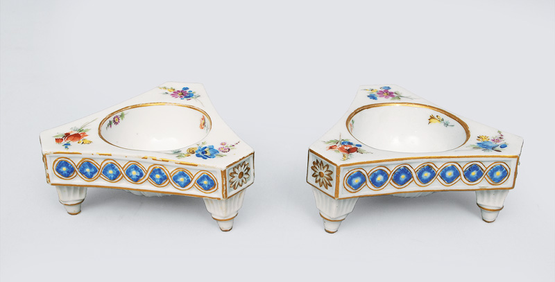 A pair of salt cellars with flowe decoration and gold rim