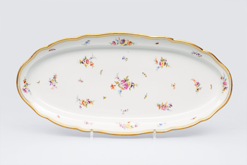 A fish platter with bouquet and gallery rim