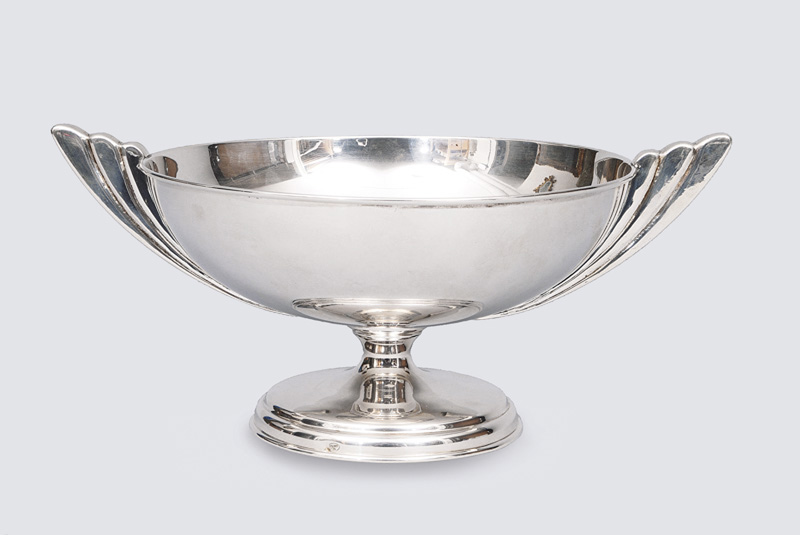 A footed bowl in Art deco style