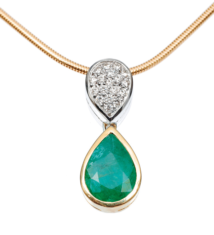An emerald pendant with necklace