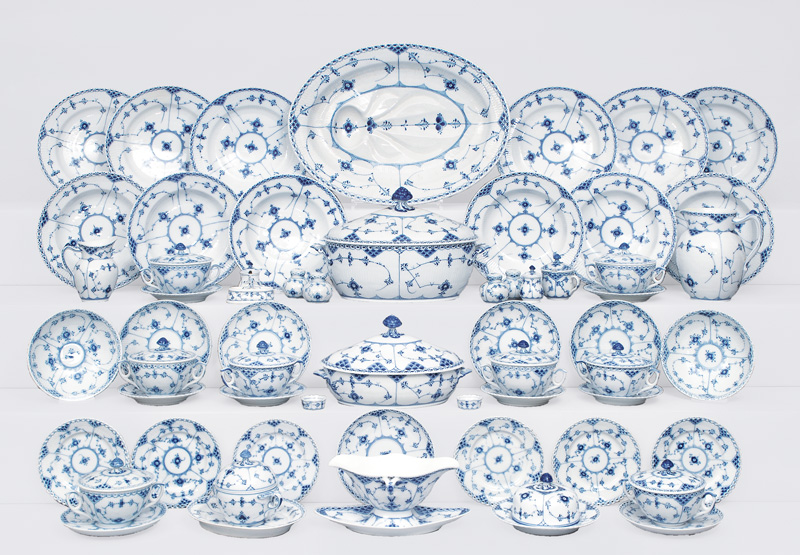 - A dinner service "Musselmalet" with "Blue Fluted Full" and "Half Lace" also "Pla A dinner service "Musselmalet" with "Blue Fluted Full" and "Half Lace" also "Pla