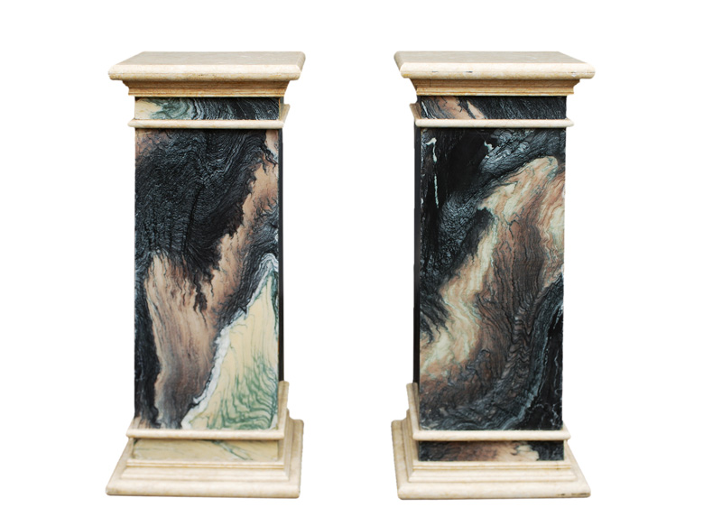 Paar marmorierte Säulen