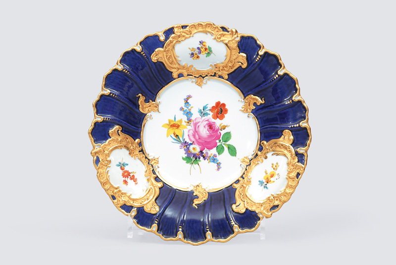 A cobalt blue plate with flower decoration