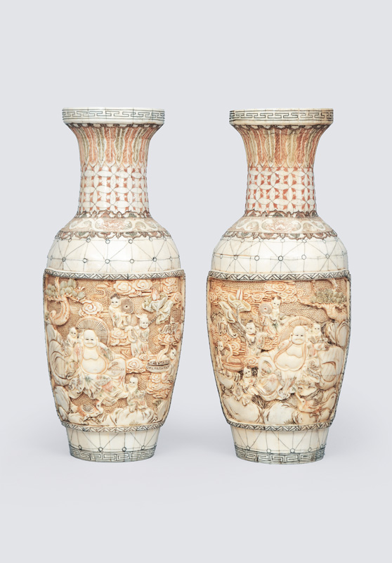Paar Prunk-Vasen mit Glücksgöttern