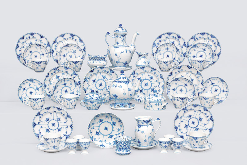 - A coffee service "Musselmalet" with "Blue Fluted Full and Half Lace" for 10 pers A coffee service "Musselmalet" with "Blue Fluted Full and Half Lace" for 10 pers