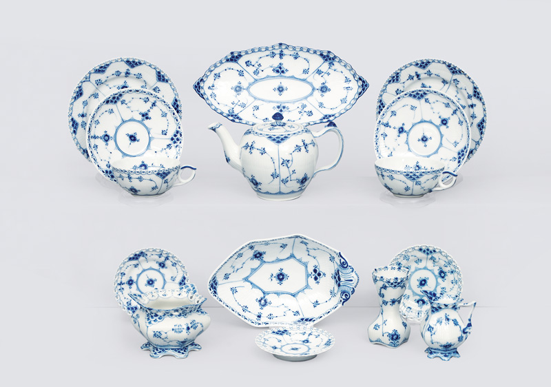 A tea service "Musselmalet" with "Blue Fluted Full and Half Lace" for 2 persons