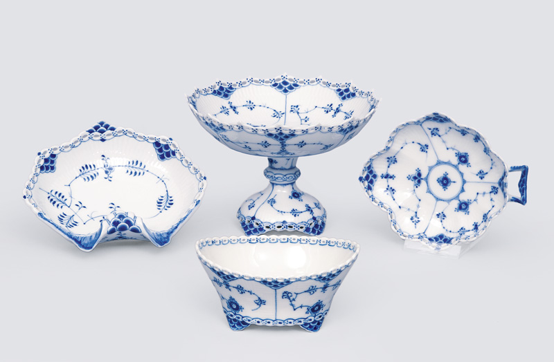 A convolute of 4 bowls "Musselmalet" with "Blue Fluted Full Lace"