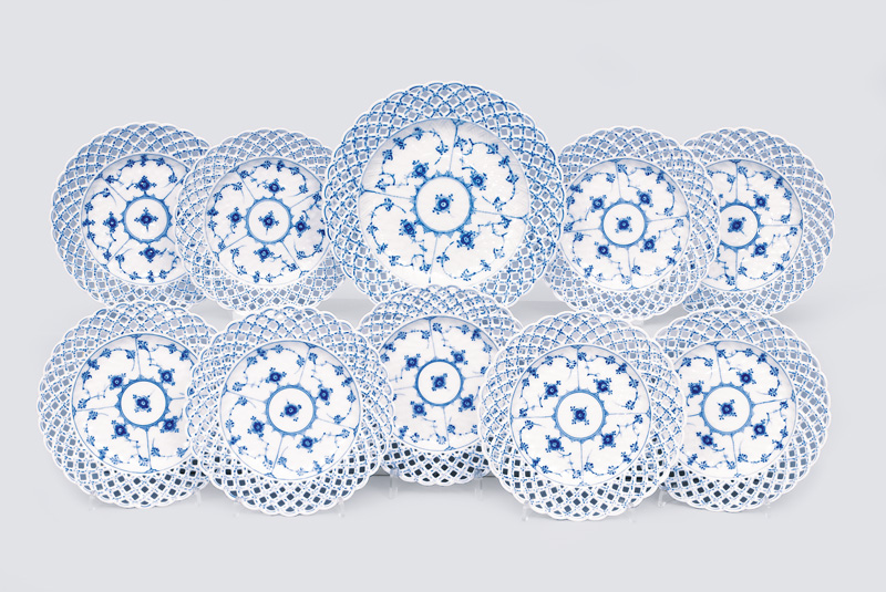 A convolute of plates "Musselmalet" with "Blue Fluted Full Lace"