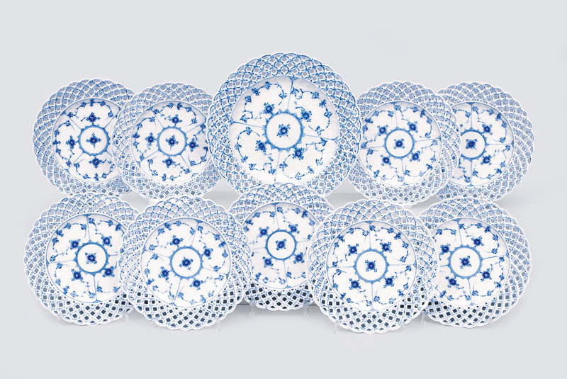 A convolute of plates "Musselmalet" with "Blue Fluted Full Lace"