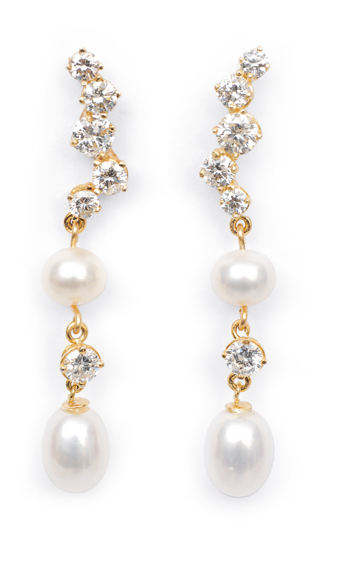 A pair of diamond pearl earpendants