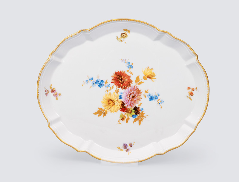 A tray with flower painting and decor of gilded waves