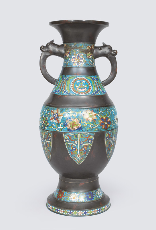 Große Champlevé- Vase mit floralem Dekor