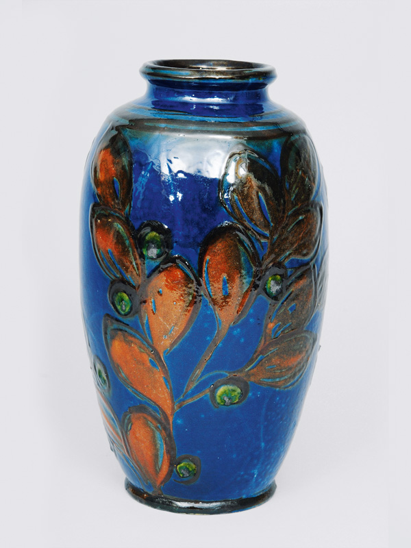 Herman August Kähler, gegr. 1839 - A baluster-shaped vase with floral decoration A baluster-shaped vase with floral decoration
