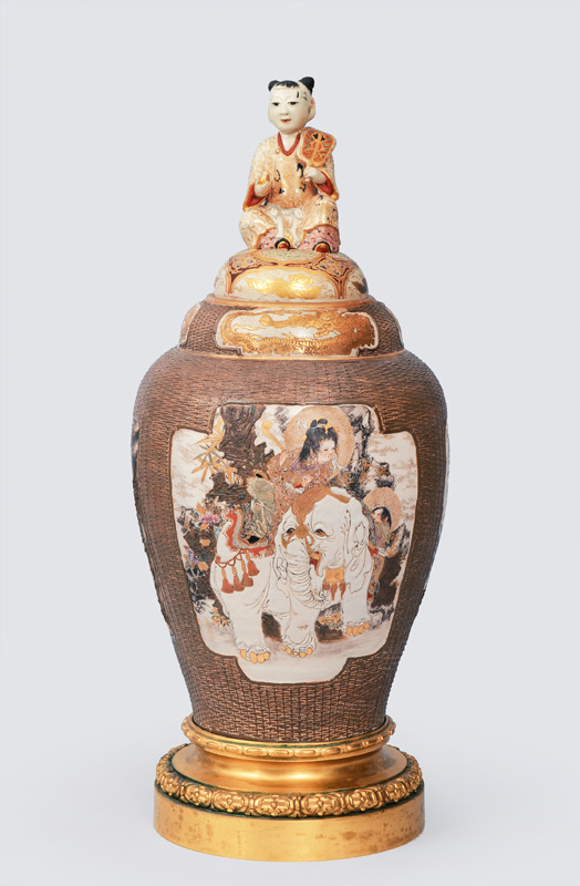 Große Satsuma-Vase mit figürlicher Darstellung auf Bronzesockel