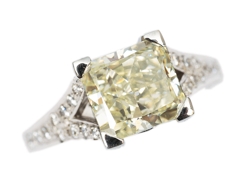 Solitär-Ring mit hochwertigem Fancy-Diamant