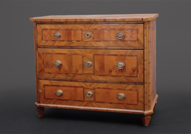A fine Louis-Seize chest of drawers