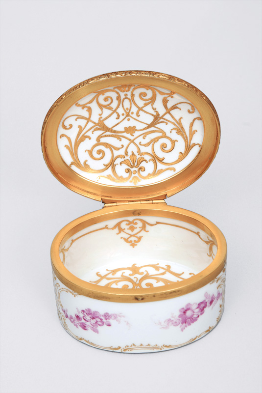An oval snuff box with flower painting and Watteau scene in purpurcamaïeu