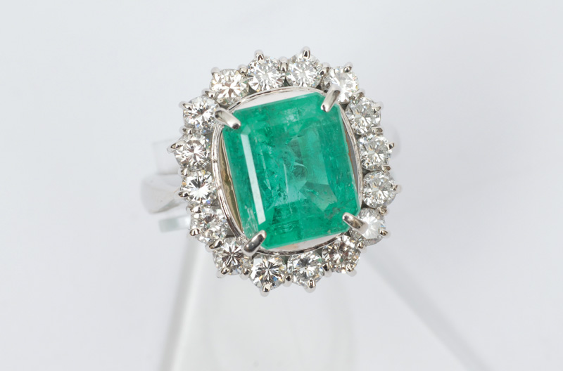 A splendid emerald diamond ring