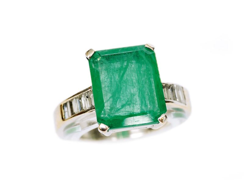 Eleganter Smaragd-Diamant-Ring