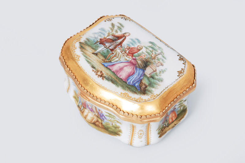 A snuff box with fine painted Watteau scenes