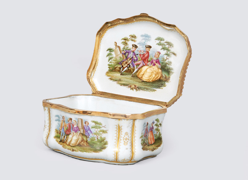 A snuff box with fine painted Watteau scenes - image 2