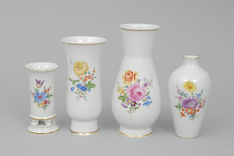 Satz von 4 verschiedenen Vasen mit Blumenmalerei und Goldrand
