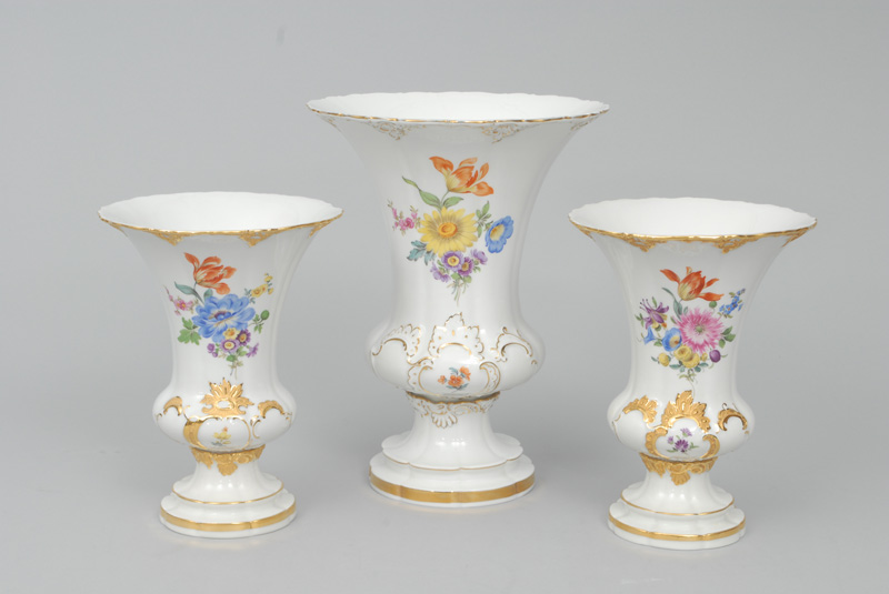 - Satz von 3 Kratervasen mit Blumenmalerei und goldstaffiertem Rocaillenrelief Satz von 3 Kratervasen mit Blumenmalerei und goldstaffiertem Rocaillenrelief