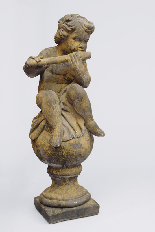 Große Stein-Skulptur "Musizierender Putto"