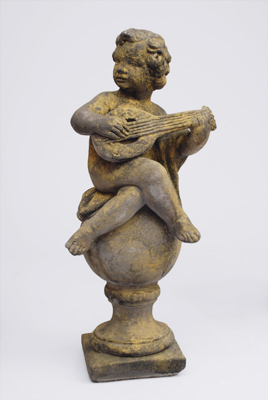 Große Stein-Skulptur "Musizierender Putto"