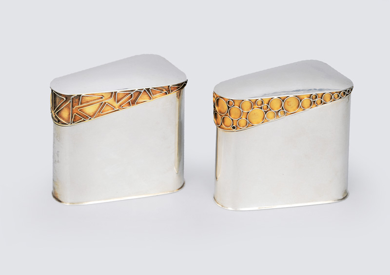 A pair of modern cigaret cases