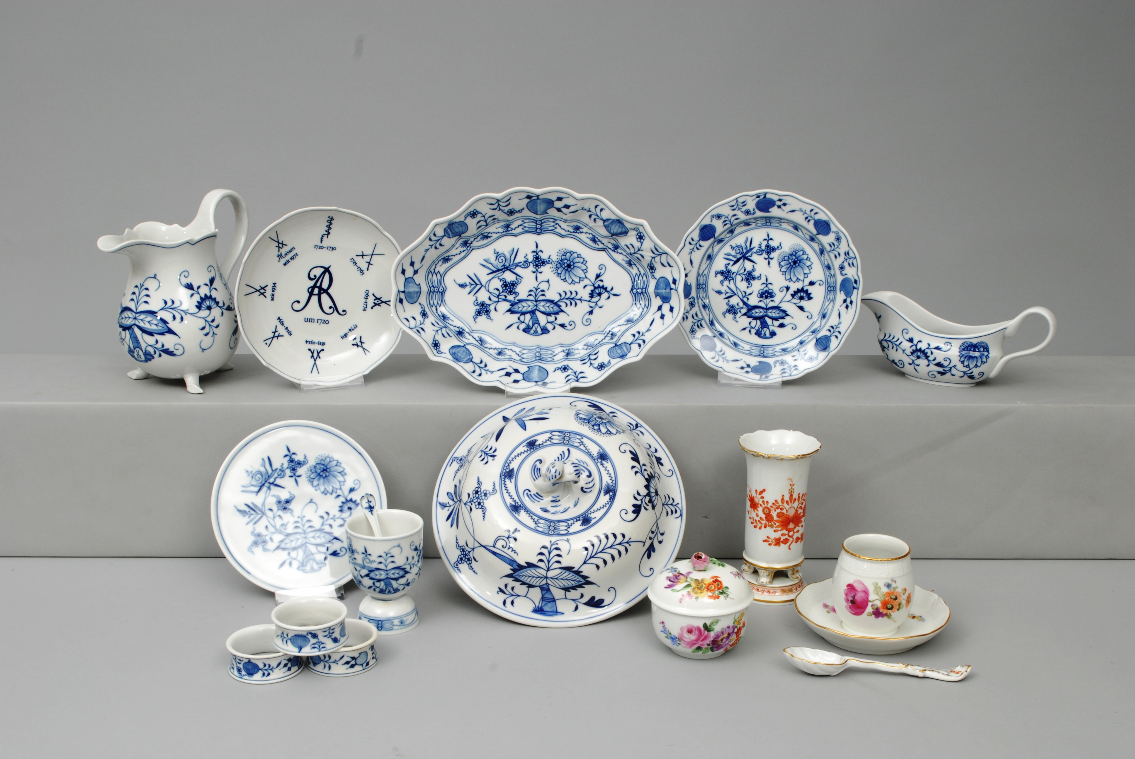 A convolute of table ware "Onion pattern" and "Flowers"