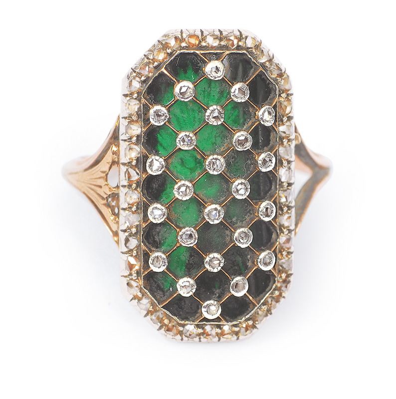 Empire-Ring mit grünem Email und Diamant-Besatz