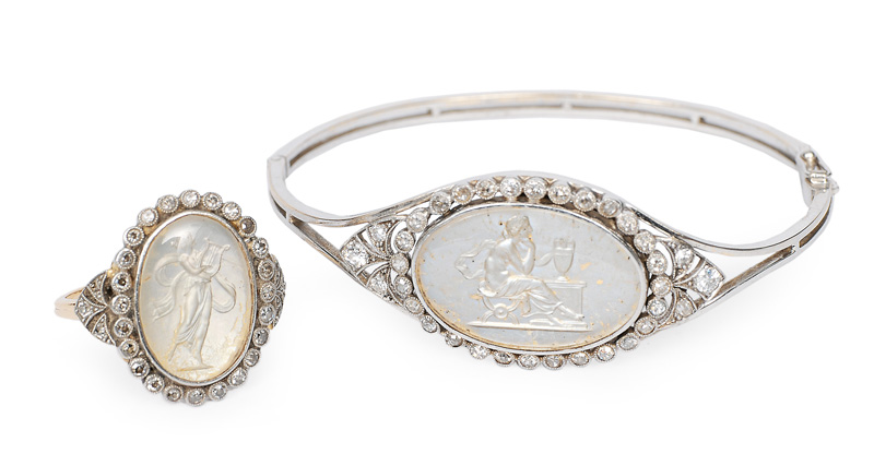 - Seltener Art-déco-Armreif und Ring mit Kameen und Altschliff-Brillanten Seltener Art-déco-Armreif und Ring mit Kameen und Altschliff-Brillanten
